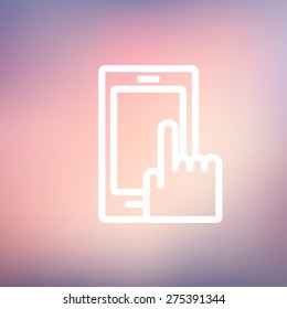 Línea delgada de icono de teléfono móvil para diseño plano de web y móvil, minimalista moderno. Icono blanco vectorial en el fondo de malla gradiente.