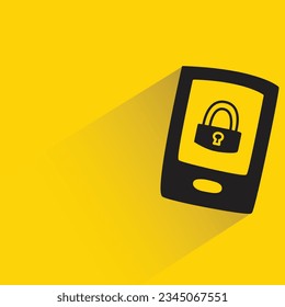 seguridad móvil con sombra sobre fondo amarillo