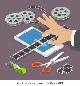 Editor de vídeo móvel conceito isométrico de vetor plano. A mão do homem fita uma fita de filme no smartphone cercado por algum equipamento.
