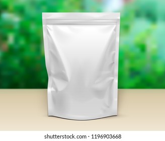 Paquete flexible de refrigerios para bolsitas de mordaza. Plantilla De Maqueta En Blanco En La Tabla. Fondo verde del jardín. Listo Para Su Diseño. Embalaje del producto. Vector EPS10