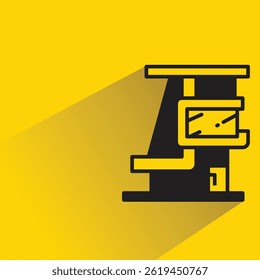 Icono de edificio moderno con sombra sobre fondo amarillo