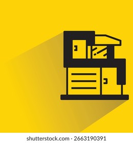 Icono de edificio moderno con sombra sobre fondo amarillo