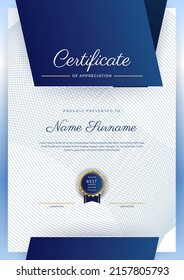 Modelo moderno de certificado de logro con elegantes insignias doradas brillantes decoración sobre fondo blanco