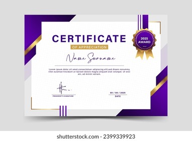 Plantilla de certificado moderna que logra el efecto geométrico de morado oscuro y oro. Marco. Trendy