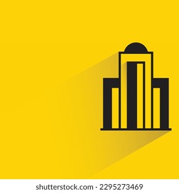 torre urbana moderna con sombra sobre fondo amarillo