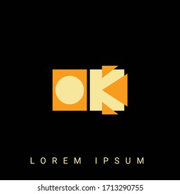 Diseño creativo moderno con el logo OK, KO, O, K. Diseños de logotipo inicial con fondo negro.