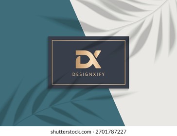 Moderner dunkelgrauer rechteckiger Rahmen mit goldenem Logo und Text, der subtile Schatten auf gespaltenem Teal und weißem Hintergrund wirft.