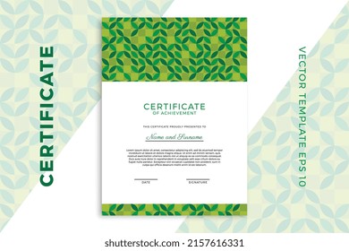 Modelo vertical de diploma moderno para graduación o finalización del curso. Elegante diseño de certificado de apreciación con patrón geométrico de vegetación. EPS de fondo vectorial 10
