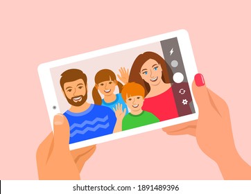 Modernes Familienselbstverständnis. Flache Vektorgrafik. Junge Familien posieren für sich selbst und halten Handytabletten in Händen. Mama, Papa und Kinder fotografieren sich selbst mit einer Tablettenkamera für soziale Medien