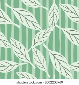 Moda moderna sin fisuras con siluetas de hojas al azar. Fondo de rayas verdes. Perfecto para el diseño de tela, impresión textil, envoltura, cubierta. Ilustración vectorial.