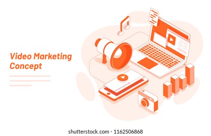 Design plano moderno com laptop isométrico e smartphone com janela de reprodução de vídeo, mídia, infográfico e equipamentos de marketing para o conceito de marketing de vídeo.