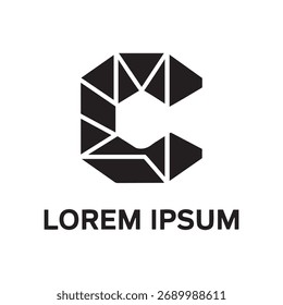 Um logotipo geométrico moderno com a letra C construída a partir de triângulos, ideal para uma empresa que busca uma identidade de marca criativa e abstrata em preto e branco.