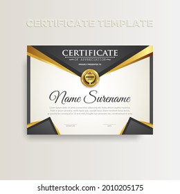 Diseño moderno de plantillas de certificado de color de gradiente. Certificado de logro con insignia de oro. Plantillas de vectores