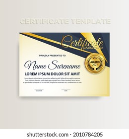 Modernes Farbverlauf-Farbzertifikat-Design. Erfolgszertifikat mit goldenem Abzeichen. Vektorvorlagen