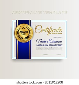 Diseño moderno de plantillas de certificado de color de gradiente. Certificado de logro con insignia de oro. Plantillas de vectores