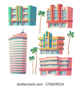 Edificios modernos de hotel u oficina aislados de fondo blanco. Conjunto de dibujos animados vectores de exteriores de edificios comerciales o de negocios. Hoteles tropicales para turistas y palmeras