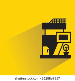 Icono moderno del edificio de la casa con la sombra sobre fondo amarillo