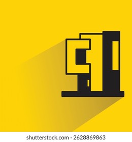 Icono moderno del edificio de la casa con la sombra sobre fondo amarillo