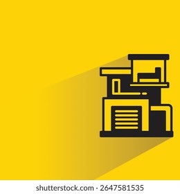 Icono moderno del edificio de la casa con la sombra sobre fondo amarillo