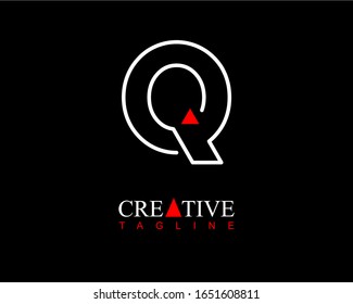 Letra inicial moderna línea con el logotipo Q con un pequeño triángulo rojo
