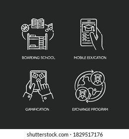 Oportunidades modernas de aprendizaje tiza los iconos blancos sobre fondo negro. internado, educación móvil, gamificación y programa de intercambio de estudiantes. Ilustraciones de pizarra vectorial aisladas