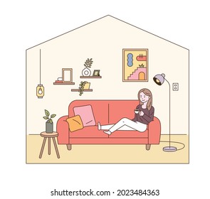 Modernes Wohnzimmer-Interieur. Eine Frau sitzt bequem auf dem Sofa und ruht sich aus. einfache Vektorgrafik umreißen.