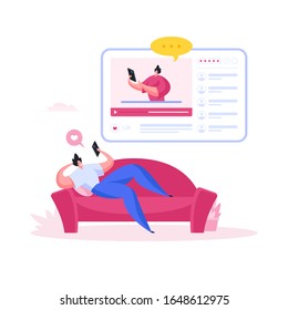 Hombre moderno sentado en un cómodo sofá y usando un smartphone para ver el popular video blog con comentarios de gadgets mientras descansa en casa el fin de semana. Dibujo vectorial de caricaturas planas