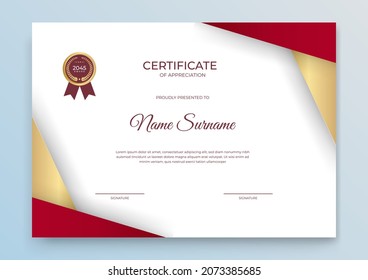 Plantilla moderna de certificado de oro rojo. Plantilla de certificado de apreciación. Limpie un certificado simple con insignia de oro. Plantilla de borde de certificado con un patrón geométrico elegante y de moda