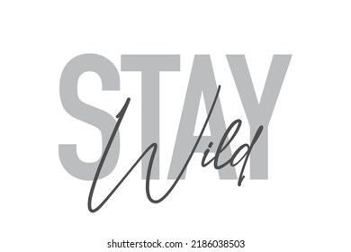 Modernes, einfaches, minimales typografisches Design eines Sprichwortes "Stay Wild" in Grautönen. Coole, urbane, trendige grafische Vektorkunst mit handgeschriebener Typografie.