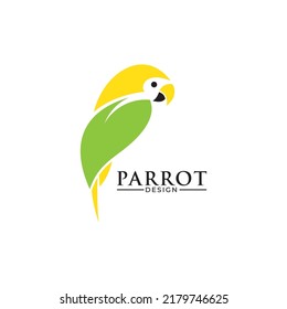 Pájaro loro moderno y simple con el logotipo de color rojo.
