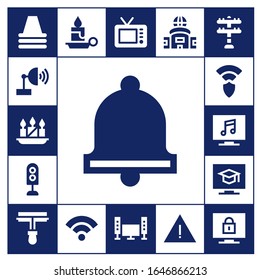 Modernes, einfaches Set von Vektorillustration-Zeichen gefüllt Symbole. Enthält z.B. Kone, Satellitenschüssel, Kerzen, Glocke, Ampel, Wireless und mehr voll editierbare und Pixel perfekte Symbole.