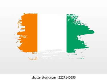 Bandera de salpicadura pintada de estilo moderno de Costa de Marfil con fondo sólido
