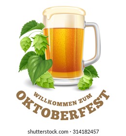 Modernes stylisiertes Emblem mit Bierbrille mit Text Beer Festival Oktoberfest. Einzeln auf weißem Hintergrund. Vektorgrafik.