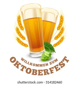 Modernes stylisiertes Emblem mit Bierbrille mit Text Beer Festival Oktoberfest. Einzeln auf weißem Hintergrund. Vektorgrafik.