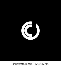 Logotipo moderno de letra monograma C con color blanco y negro.