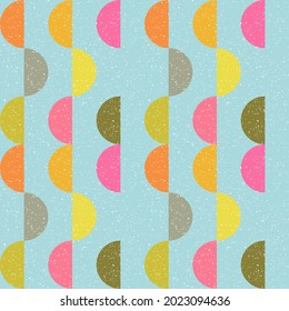 Modernes, abstraktes, nahtloses geometrisches Muster mit Semikeln und Kreisen im Retro-Skandinavien-Stil. Pastellfarbene Formen mit abgenutzter Textur .