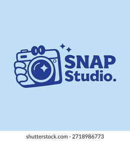 Uma ilustração vetorial moderna de uma mão segurando uma câmera de estilo retrô com detalhes de lentes cintilantes. Este gráfico criativo é adequado para um estúdio de fotografia, serviço de cabine de fotos, ou qualquer negócio relacionado à captura de momentos. O design é apresentado em negrito e cor única com o texto "SNAP Studio." para facilitar a identificação da marca.