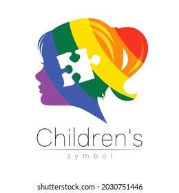Moderner Vektor-Logotype Girl-Kopf mit Puzzle im Gehirn in Rainbow Color . Logo-Zeichen der Psychologie. Profil Human. Kreativer Stil. Symbol in Vektorgrafik. Design-Konzept.