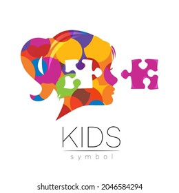 Logotipo vectorial moderno Cabeza de chica con rompecabezas dentro del cerebro en color arcoiris. Signo de logotipo de Psicología. Perfil humano. Estilo creativo. Símbolo en vector. Concepto de diseño.
