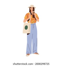 Mujer moderna con ropa de verano informal. Mujer elegante con ropa de moda y bolsa de tocador. Modelo en pantalones holgados, zapatillas y sombrero. Ilustración vectorial plana aislada en fondo blanco