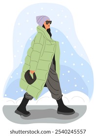 Mulher moderna vestindo um casaco de puffer verde e chapéu de gorro roxo andando por uma rua coberta de neve. Ela está carregando uma bolsa. Ilustração de vetor plano colorida