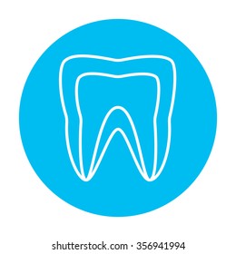 Icono de línea de dientes molar para web, móvil e infografía. Icono de blanco vector en el círculo azul claro aislado en fondo blanco.
