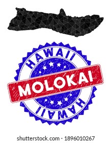 Mapa de malla poligonal de la isla de Molokai con triángulos rellenos y sello bicolor texturado. Mapa de la isla Molokai de mosaico triangular con modelo vectorial de malla, triángulos de diferentes tamaños y posiciones,
