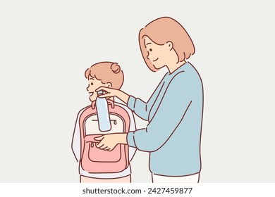 Mamá pone una botella de agua en la mochila de la escuela de su hija, cuidando del niño que sale a caminar o a estudiar. Chica feliz se regocija al comienzo del año escolar y la oportunidad de ver a amigos y compañeros de clase