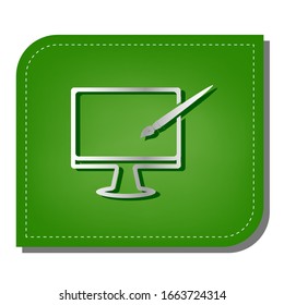 Monitor con signo de pincel. Icono de línea de gradiente plateado con sombra verde oscuro en hoja verde con parches ecológicos. Ilustración.