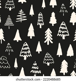 Einfarbige Weihnachtsbaum nahtlose Wiederholung Muster. Handgezeichneter, doodled Vektortafelwald auf der ganzen Oberfläche Druck in Schwarz-Weiß.