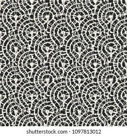 Monochrome Grain Textured Scallop Pattern