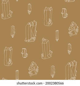 Einfarbiges, nahtloses Muster mit handgezeichneten weißen Kristallen auf goldenem Hintergrund. Vektorgrafik.
