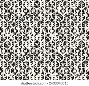 Vector monocromo sin patrón con pequeños triángulos dispersos al azar, formas florales, cuadrícula hexagonal. Textura moderna en blanco y negro. Fondo elegante con efecto de semitonos. Diseño geográfico de moda