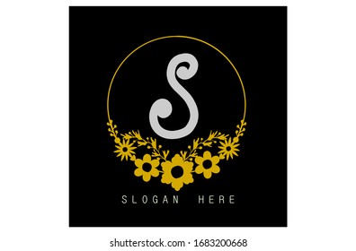 Logotipo de marco monograma, marco floral de círculo dorado con "S" inicial y fondo negro